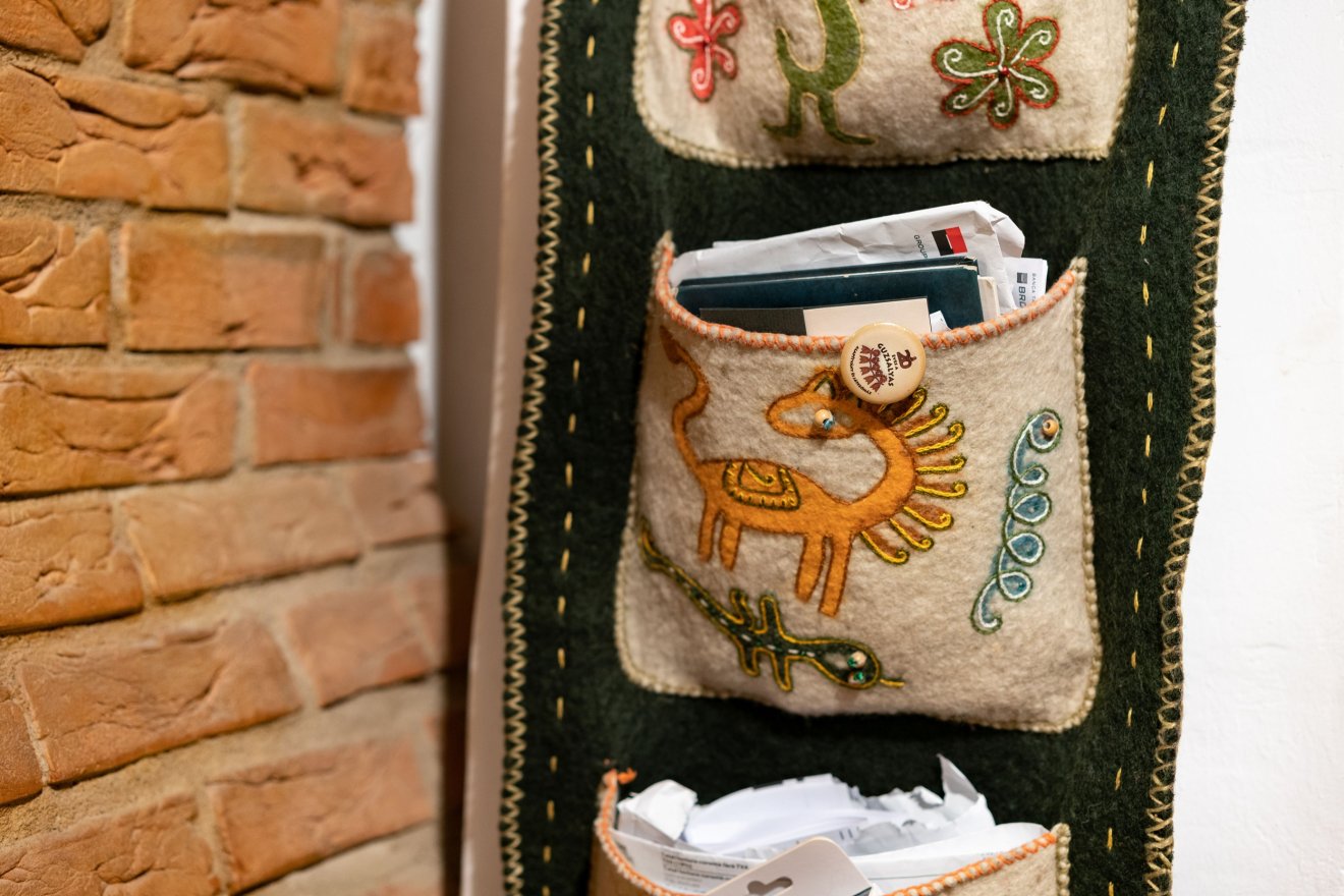 Ildi rendelésre készít nemeztárgyakat, valamint a sepsiszentgyörgyi Guzsalyas Alapítványnál oktat &bullet;  Fotó: Ürmösi Levente Mihály