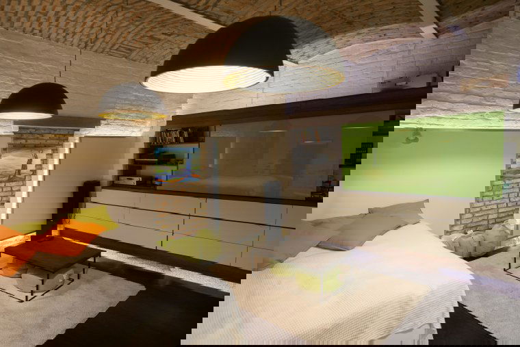 Gyertyaöntő műhelyből limlom pince, iroda, majd megkapó legénylakás