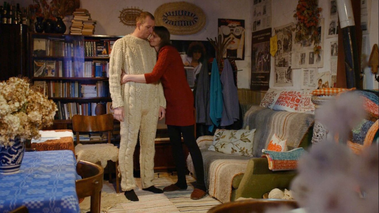 Margit kezében még a kötésnek is van humora – a Hargita Business Center reklámfilm-forgatásához készült ez a vicces darab &bullet;  Fotó: Csedő Attila