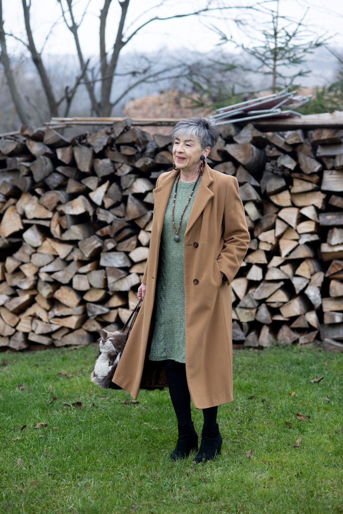 Talán harminc éve kötötte ezt a penészzöld ruhát – mégis, mintha csak ma készült volna &bullet;  Fotó: Csedő Attila