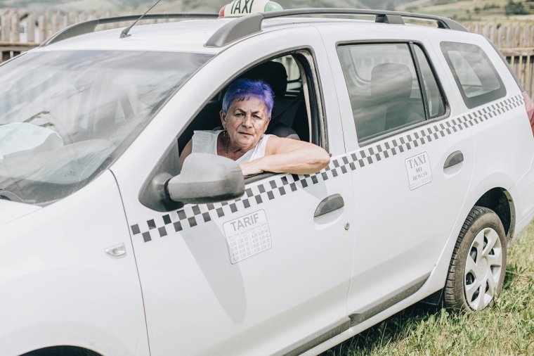 Bizalom, bátorság és egy jól működő autó: nagymama a taxi volánjánál