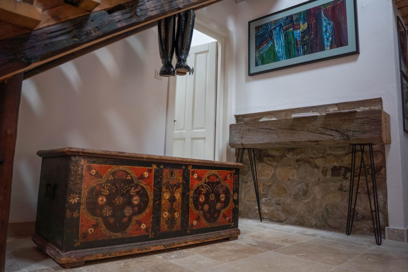 Lépcső lett a bontott fából, alatta kapott helyet Előd öröksége, az 1810-ben festett hozományos láda &bullet;  Fotó: László Ildikó