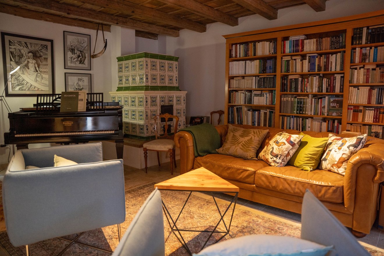 A kandalló cserepei a korondi Páll Árpád műhelyében készültek &bullet;  Fotó: László Ildikó