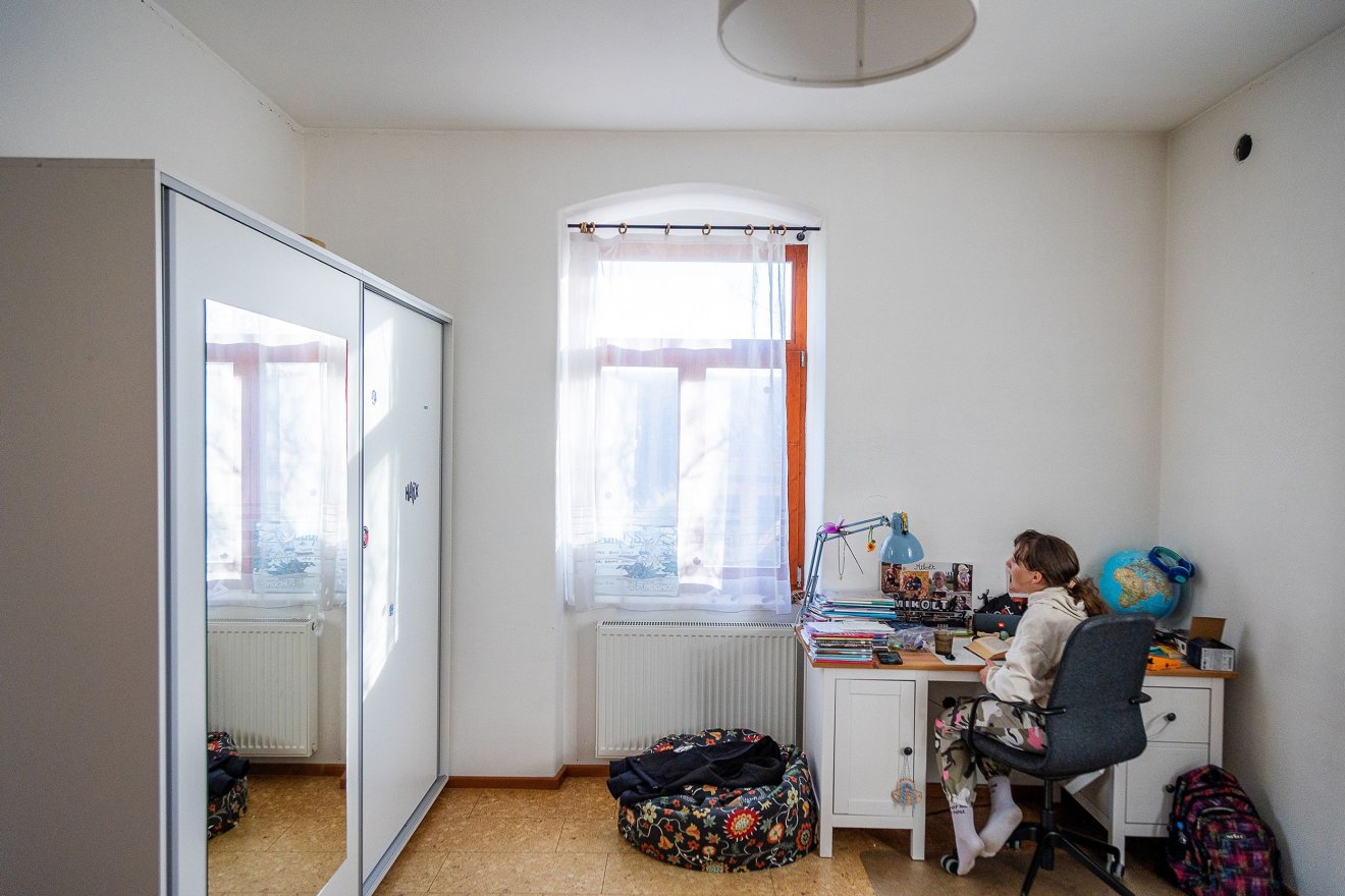 Mikolt szobájában láthatjuk, milyenek voltak eredetileg az épület ablakmélyedései &bullet;  Fotó: Mihály László