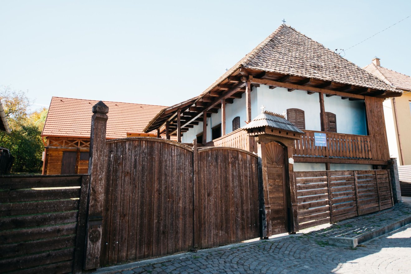 A farkaslaki római katolikus templom cserepeivel, kalákában födték újra az Ágnes-portán álló házat &bullet;  Fotó: Olti Angyalka