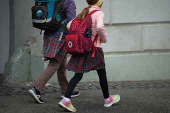 Feketébe öltözve tiltakoznak a diákok a kötelező iskolai egyenruha ellen