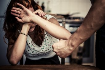 Az agresszív családtagot a településről is kitilthatja a bíróság