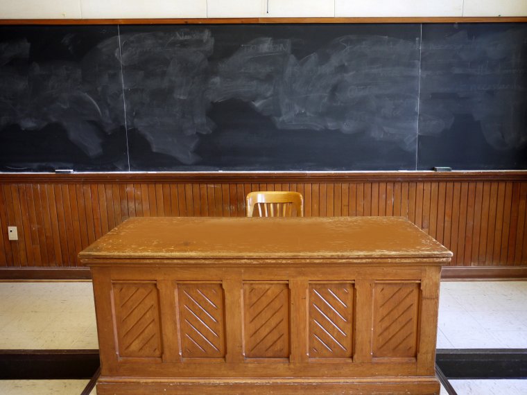 Elfogadta a kormány a tanügyi alkalmazottak jövő évi bérezését szabályozó sürgősségi rendeletet: már januártól nőnek a bérek