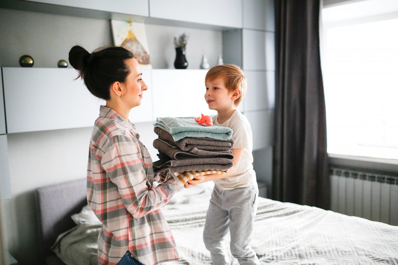 Egy kis biztatással bele lehet vonni a gyerekeket az apróbb házimunkák elvégzésébe 