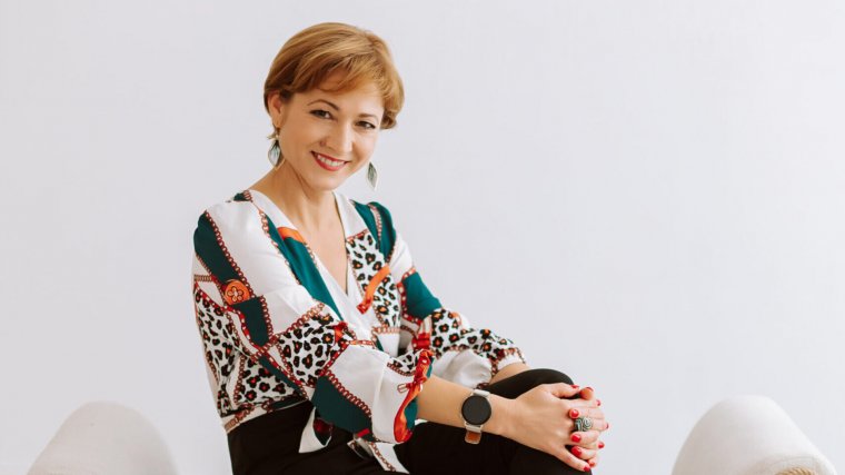 Sebestyén Kinga: Árnyból a fénybe – Áprilisi lapajánló