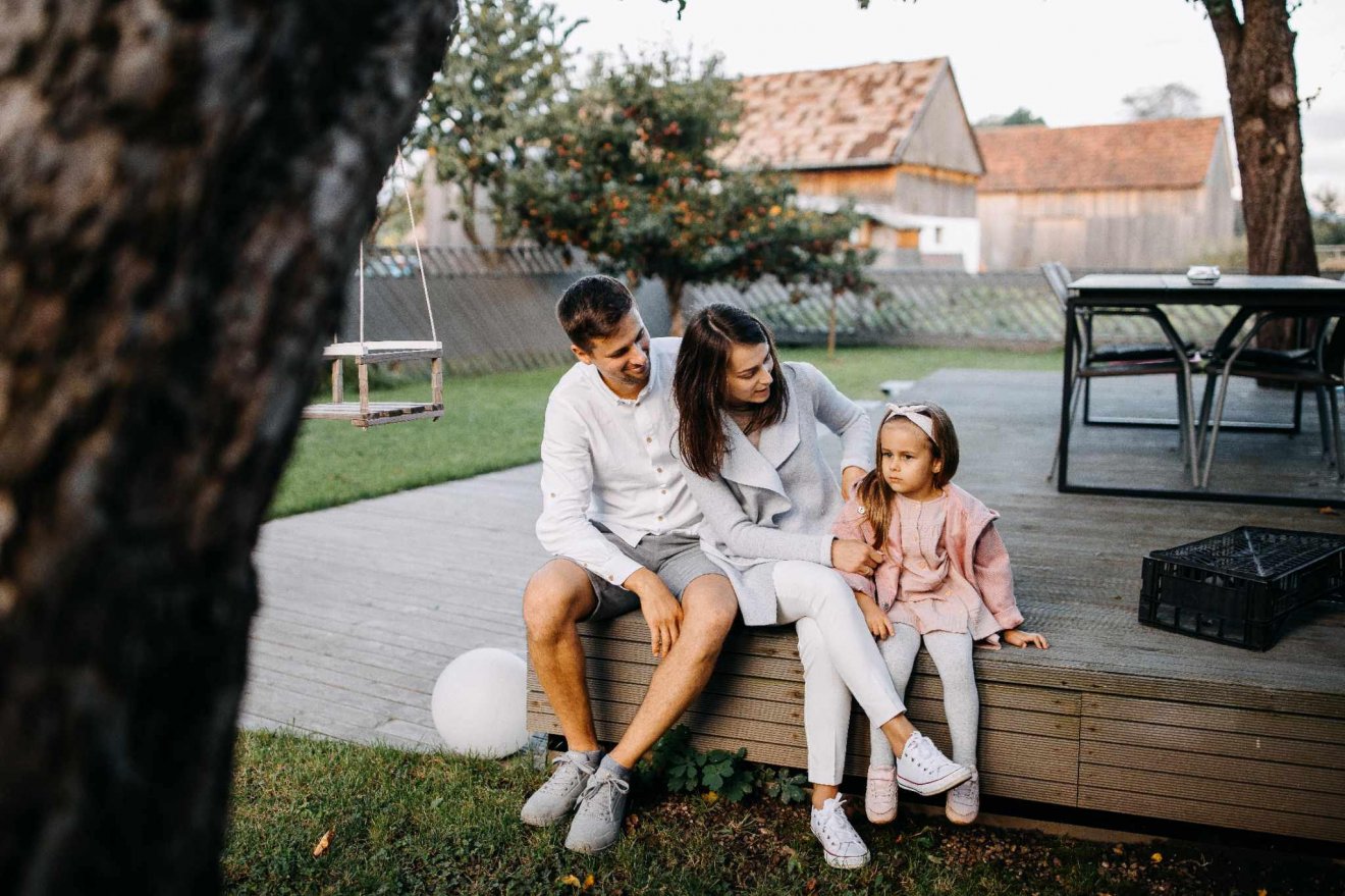 Árpád, Izabella és Kamilla, házuk teraszán •  Fotó: Gábor Lajos