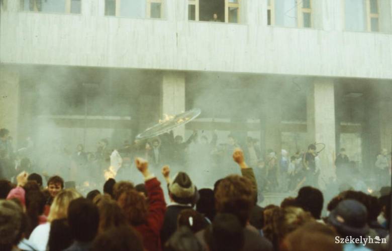 Az 1989. december 22-ei csíkszeredai események egyik dokumentálója Borbély S. László. Diaképein elsősorban a „tapstéren”, a megyei néptanács épületénél történtek elevenednek meg (A galériáért kattintson a képre!) 