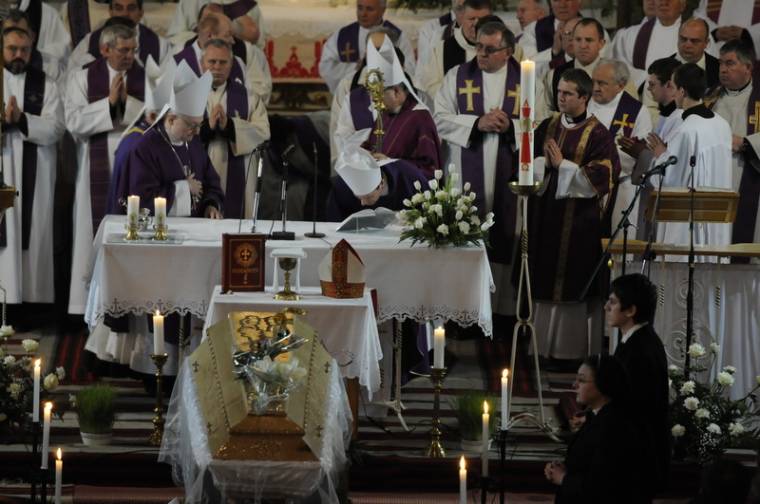 Utolsó földi útjára kísérték Bálint Lajos nyugalmazott érseket