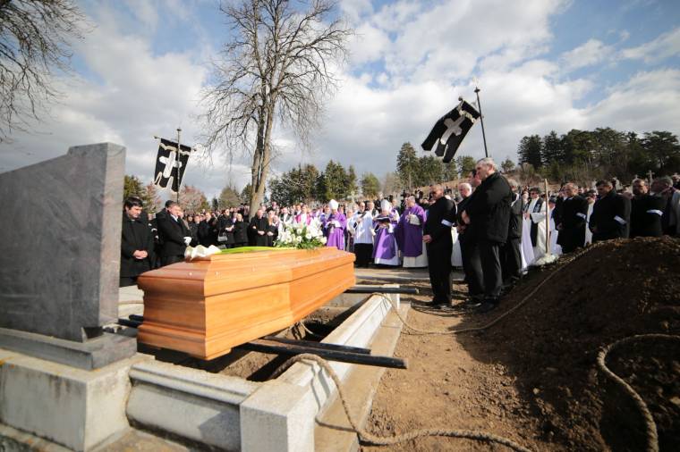 Botár Gábort szülőfaluja Kálváriatemetőjében helyezték földi nyughelyre