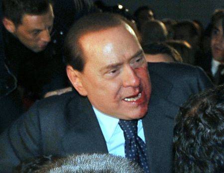 Megdobták Berlusconit miközben autogramokat osztogatott Milánóban