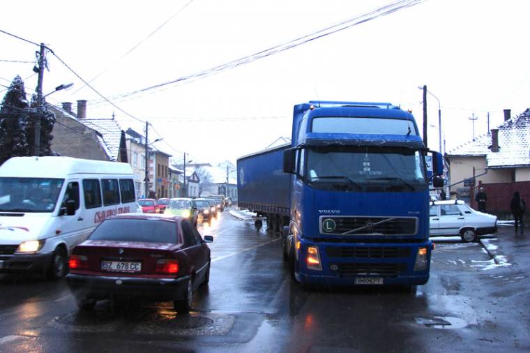 Teherautó-akadály Udvarhely központjában