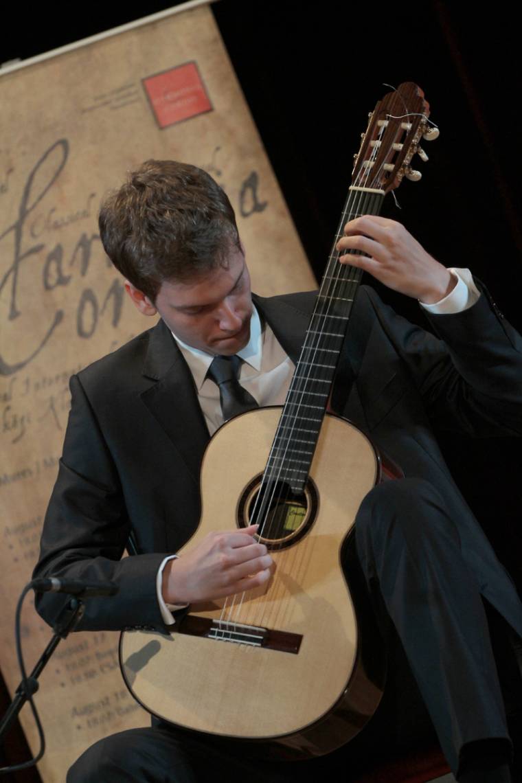 Még három napig szól a gitárszó