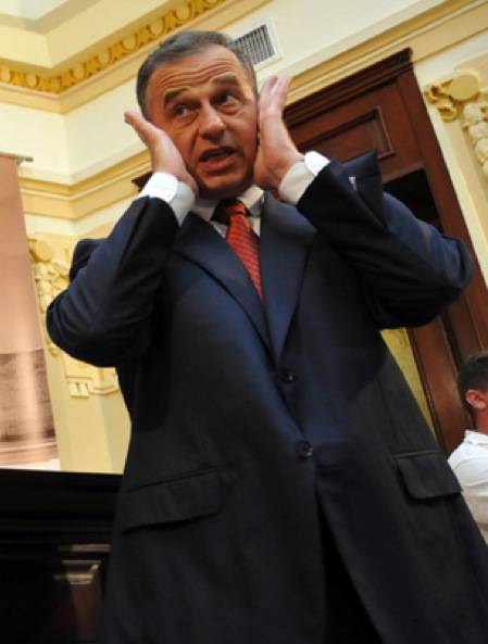 Geoană adósságba verte a szociáldemokratákat