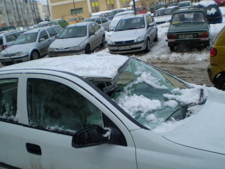 Súlyosan megrongálódott autók a hóolvadás miatt