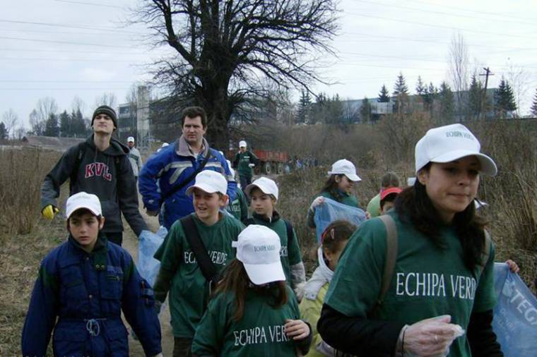 5 kilométer, 4 óra, 3 tonna szemét