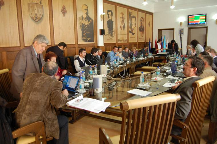 Kurta-furcsa tanácsülés Sepsiszentgyörgyön