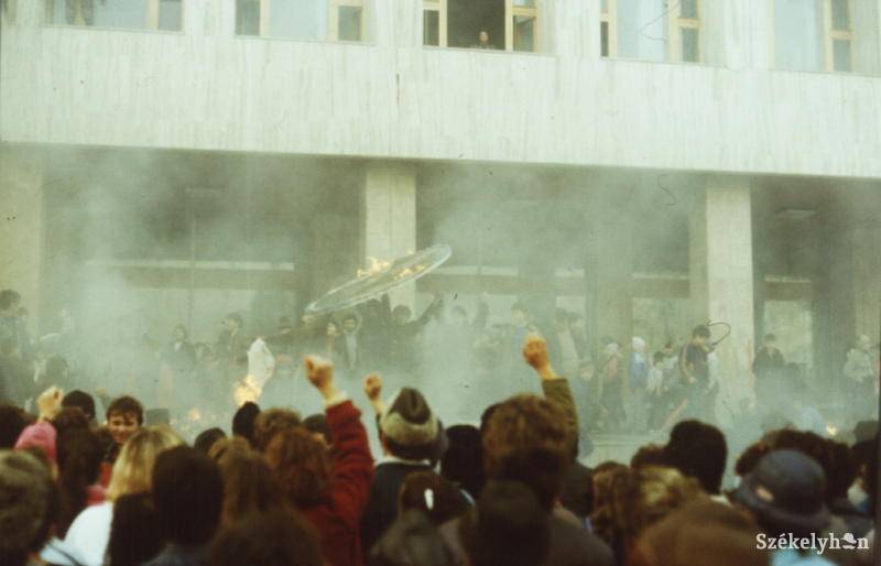 Az 1989. december 22-ei csíkszeredai események egyik dokumentálója Borbély S. László. Diaképein elsősorban a „tapstéren”, a megyei néptanács épületénél történtek elevenednek meg (A galériáért kattintson a képre!) 