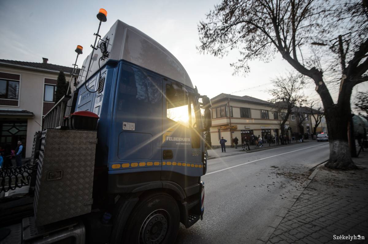 Csak a reggeli és esti órákban közlekedhetnek a súlyos nehézgépjárművek. Képünk illusztráció &bullet;  Fotó: Barabás Ákos
