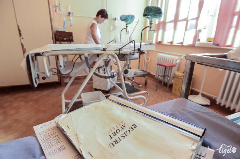 Az elmúlt években csökkent ugyan a saját kérésre történő terhességmegszakítások száma, viszont ahhoz képest, hogy igen nagy a választék a fogamzásgátlási módszereket illetően, még mindig elég sok nő kéri az abortuszt. Képünk illusztráció •  Fotó: Archív/Veres Nándor