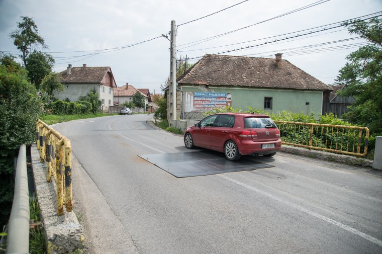 Egyedi megoldás Malomfalván: fémlapokkal foltozták meg az országutat