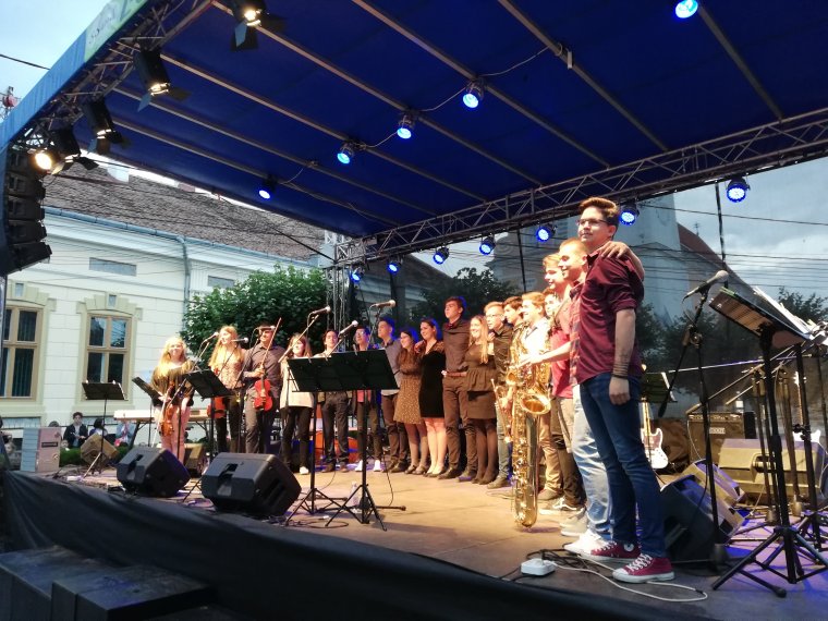 Új dalokkal szólnak a salamonos diákok