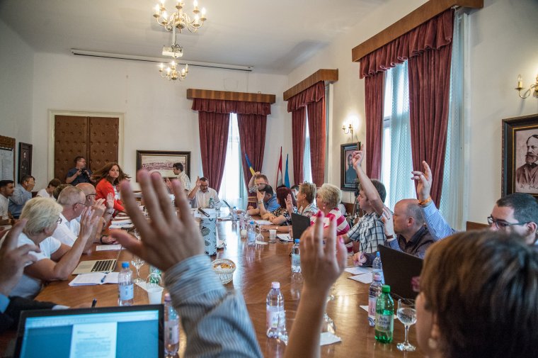 Megszavazták: megszűnik a nyugdíjasok 100 százalékos utazási kedvezménye Székelyudvarhelyen