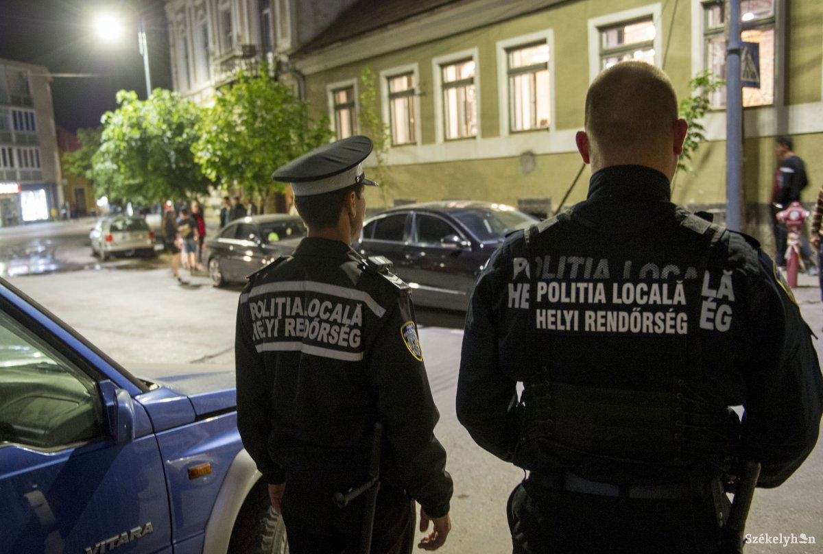 Rendszeres a rendőri jelenlét az éjjeli bulik idején • Fotó: Beliczay László