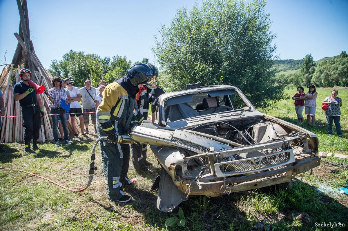Bemutatót tartottak az önkéntes tűzoltók. A szimulációban egy balesethez riasztották őket •  Fotó: Barabás Ákos