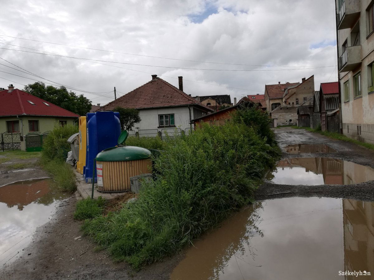 A szóban forgó közterület.  Az elpanaszolt állapotra egyelőre részmegoldást ígérnek •  Fotó: Pethő Melánia
