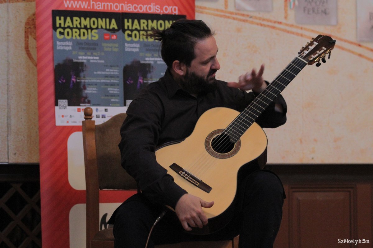 Beke István, a fesztivál főszervezője, maga is gitárművész. Archív •  Fotó: Pál Árpád