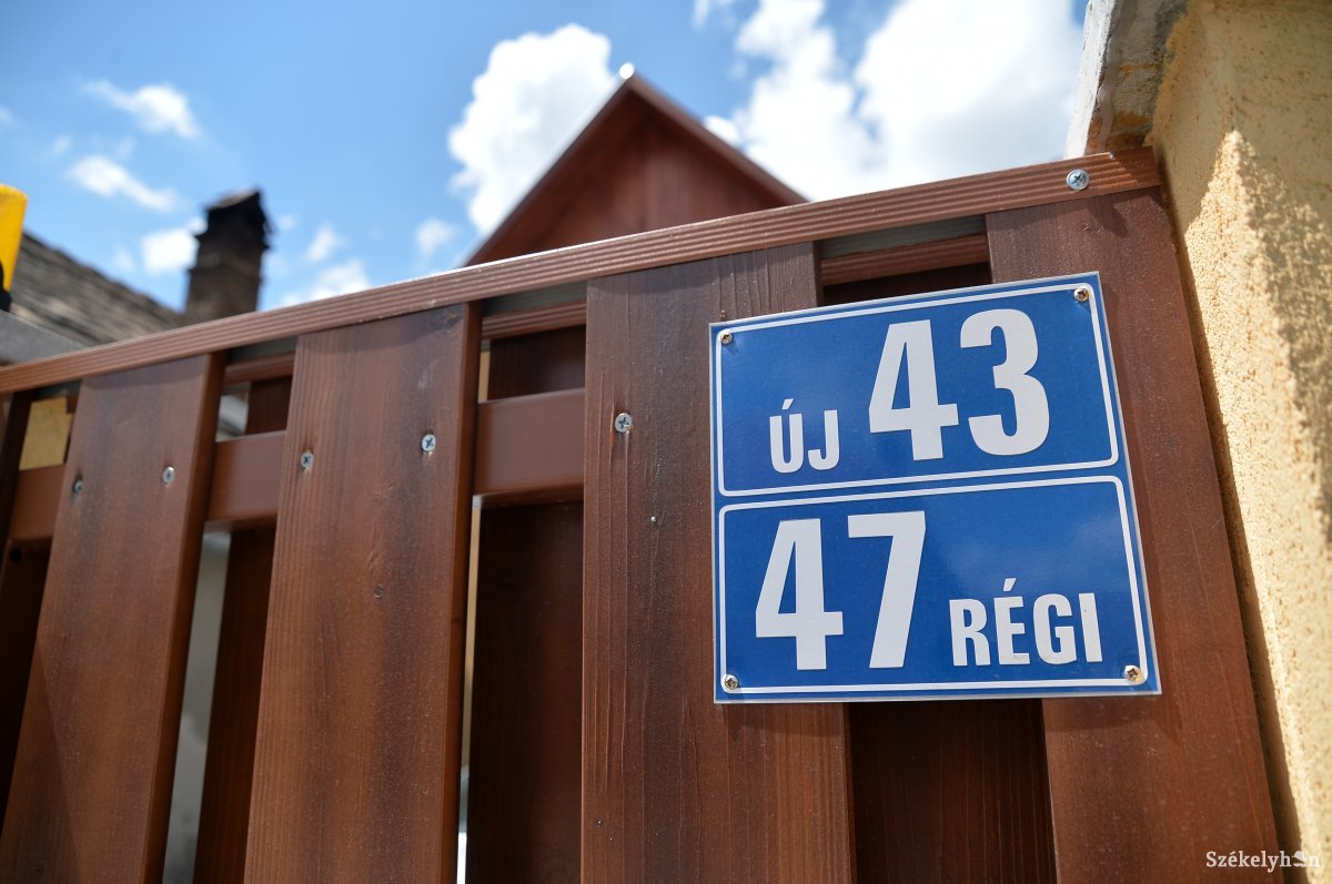 Miheztartás végett: néhol az új és a régi házszámot is megjelölik a lakók • Fotó: Barabás Ákos