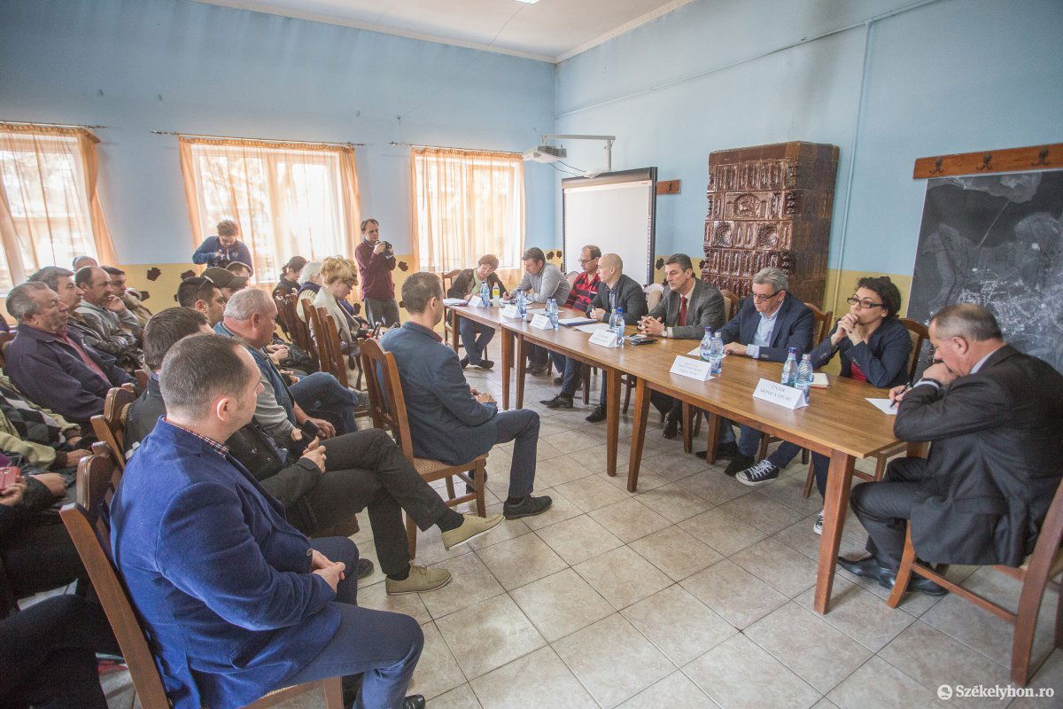 Jedden tavaly találkozott a kivitelező, a község vezetőséggel és az elégedetlen lakókkal •  Fotó: Boda L. Gergely