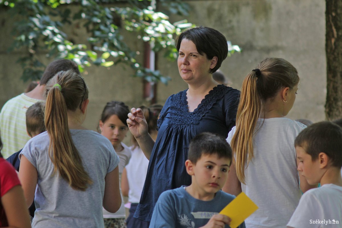 Czirjék Katalin angoltanár szerint fontos, hogy a gyerek merjen megszólalni idegennyelven •  Fotó: Haáz Vince