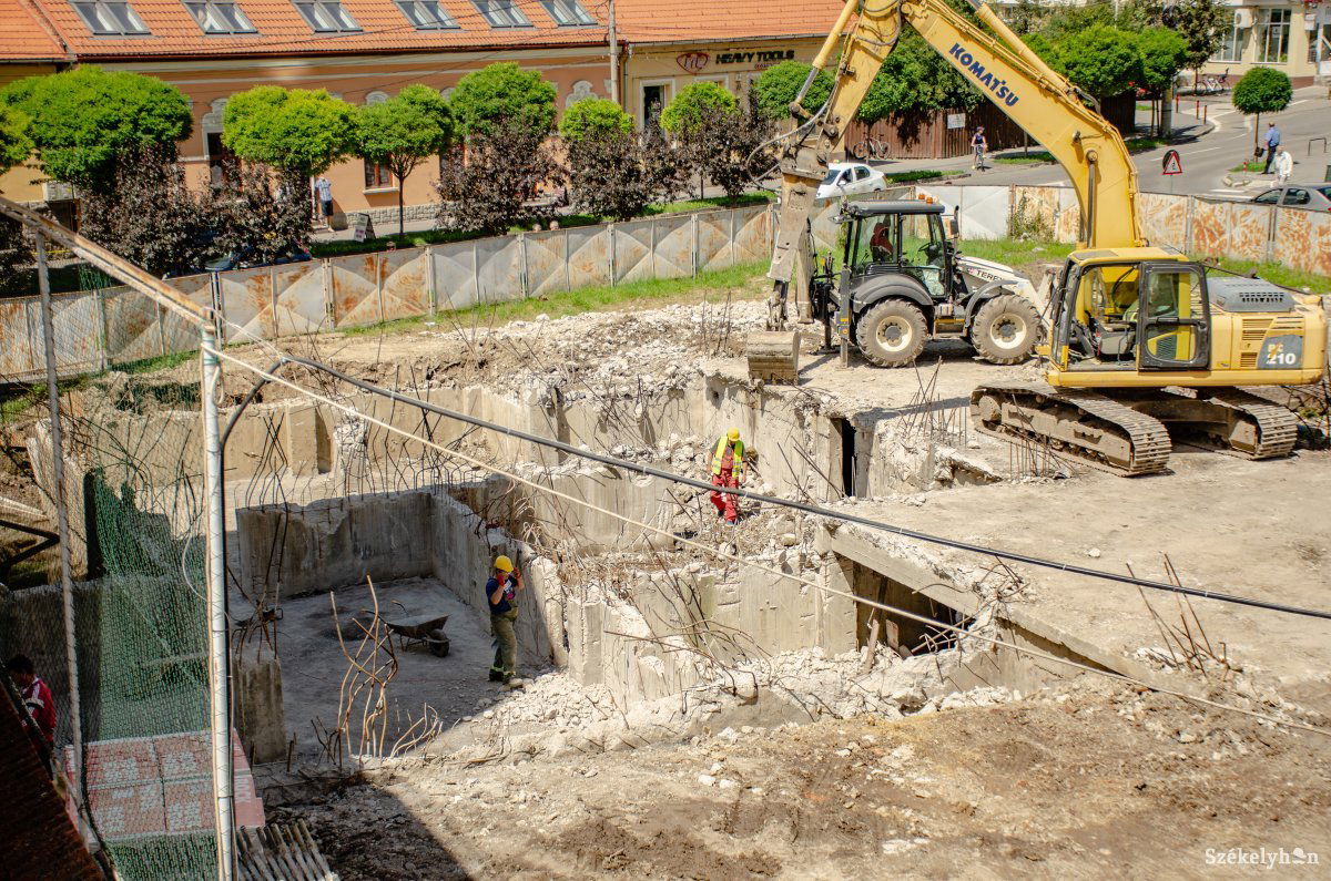A régi alap feltörésével kezdték a munkát a kulturális központ helyszínén • Fotó: Gecse Noémi