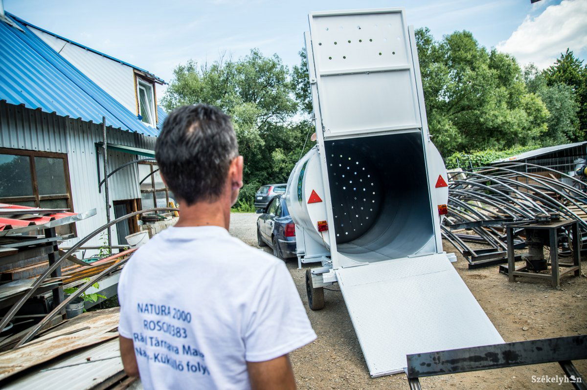 2,4 méter hosszú és 1,6 méter átmérőjű hengerbe csalják be a nagyvadat •  Fotó: Barabás Ákos
