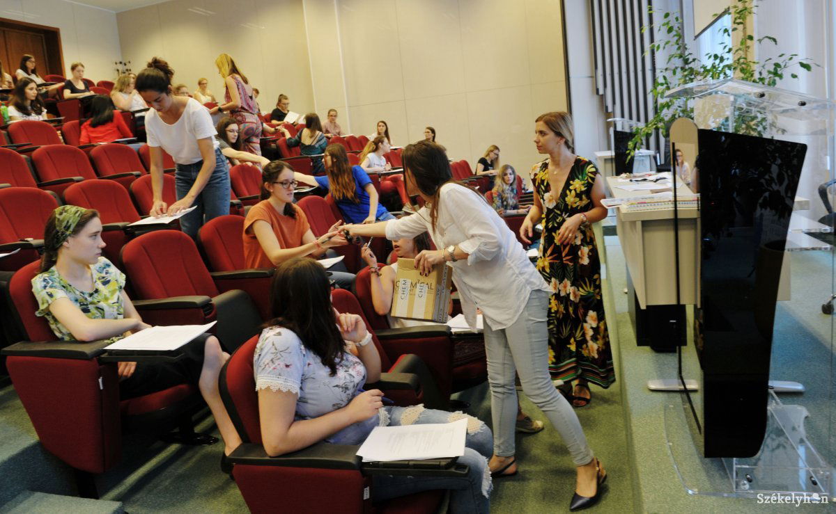 A tavalyi végzősök fele a továbbtanulást választotta •  Fotó: Beliczay László