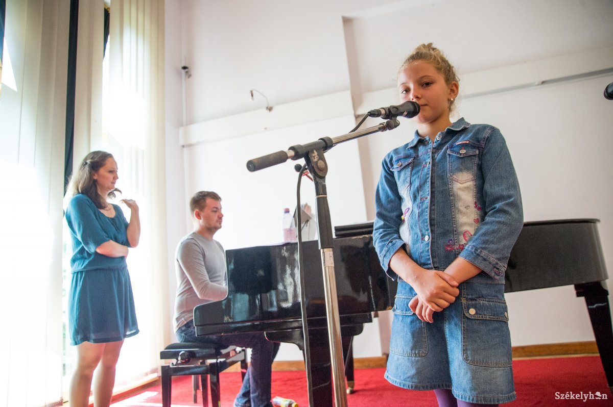 A részvevők a népszerű műfaj alapjait, stílusjegyeit, technikáit sajátították el a musicalkurzuson • Fotó: Barabás Ákos