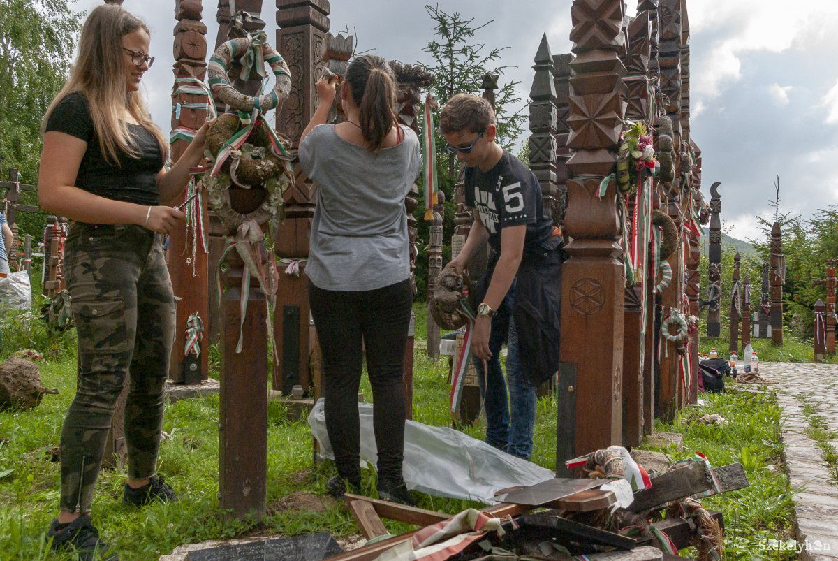 Összesen mintegy harminc önkéntes tevékenykedett a nyergestetői emlékhelyen &bullet;  Fotó: Gábos Albin