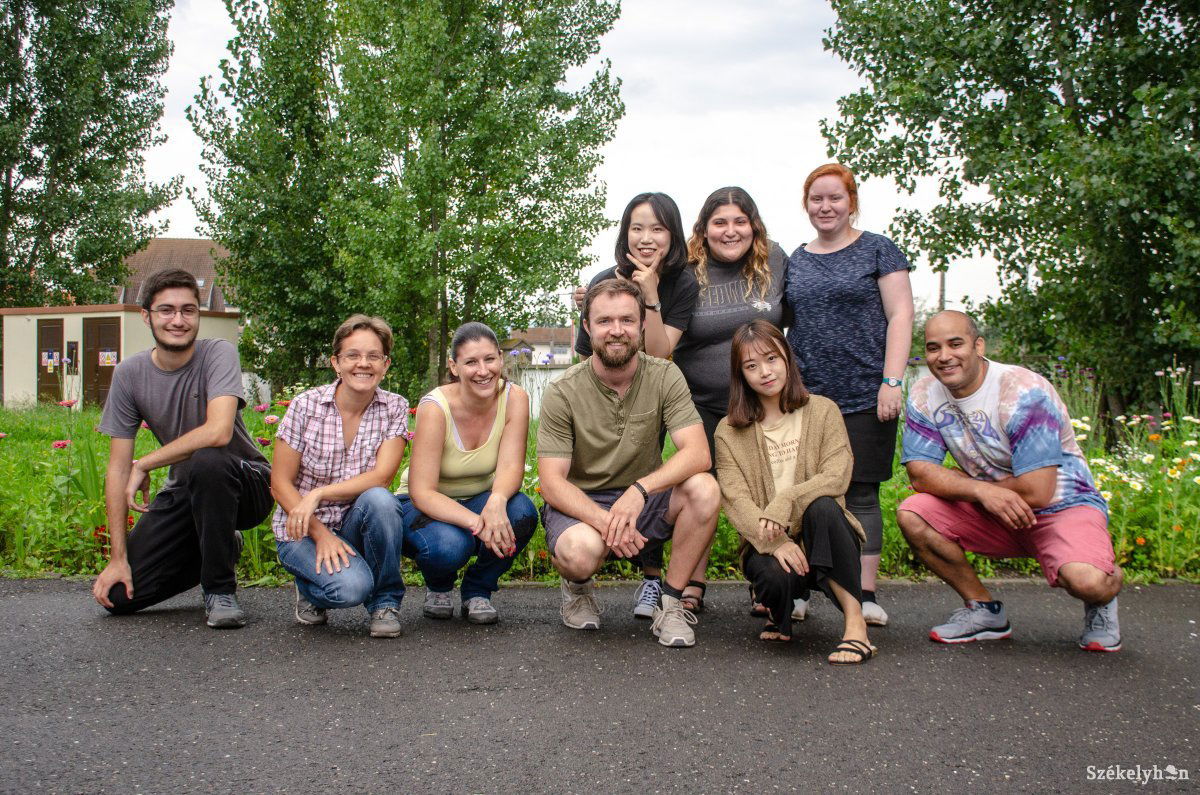A közös munka végén. Helyi, kínai és amerikai önkéntesek &bullet;  Fotó: Gecse Noémi