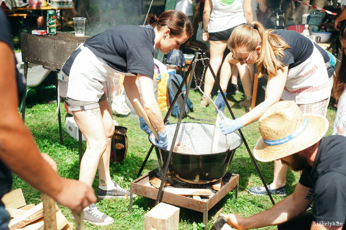 Pityókás ételek rotyogtak az üstökben &bullet;  Fotó: Gecse Noémi
