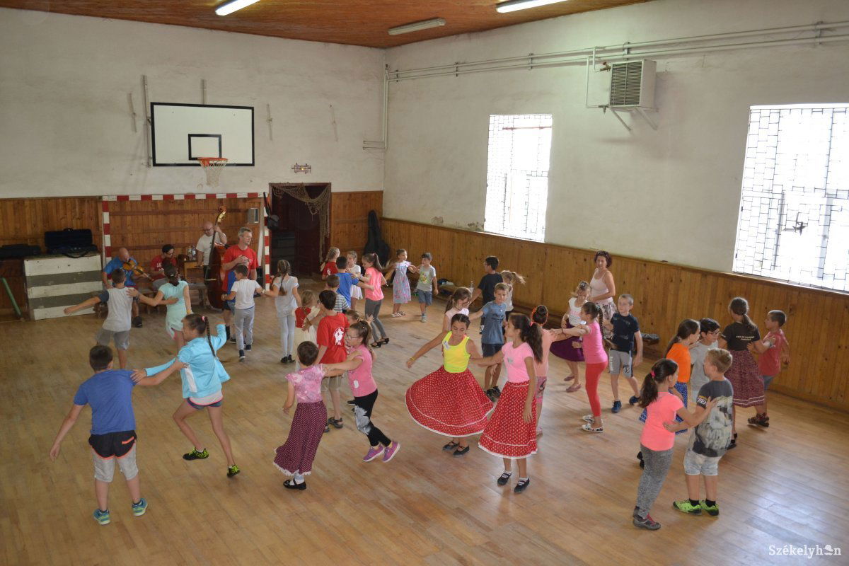 Lépésről lépésre. Nem voltak ismeretlenek a gyergyói táncfigurák azoknak, akik már korábban is részt vett a remetei tánctáborban. Fotó: Portik-Bakai Ádám 