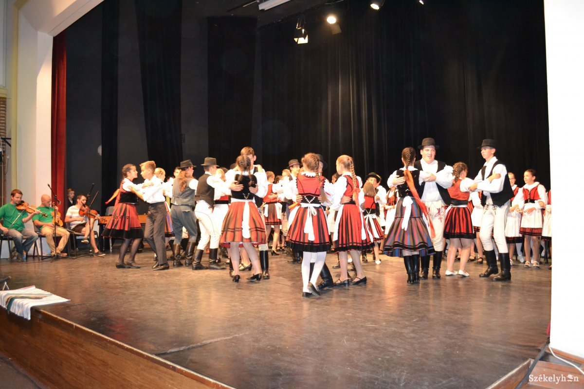 Előadáson mutatták be az eredményt. A szombati gálaműsor nyitott volt minden érdeklődő számára.Fotó: Portik-Bakai Ádám 