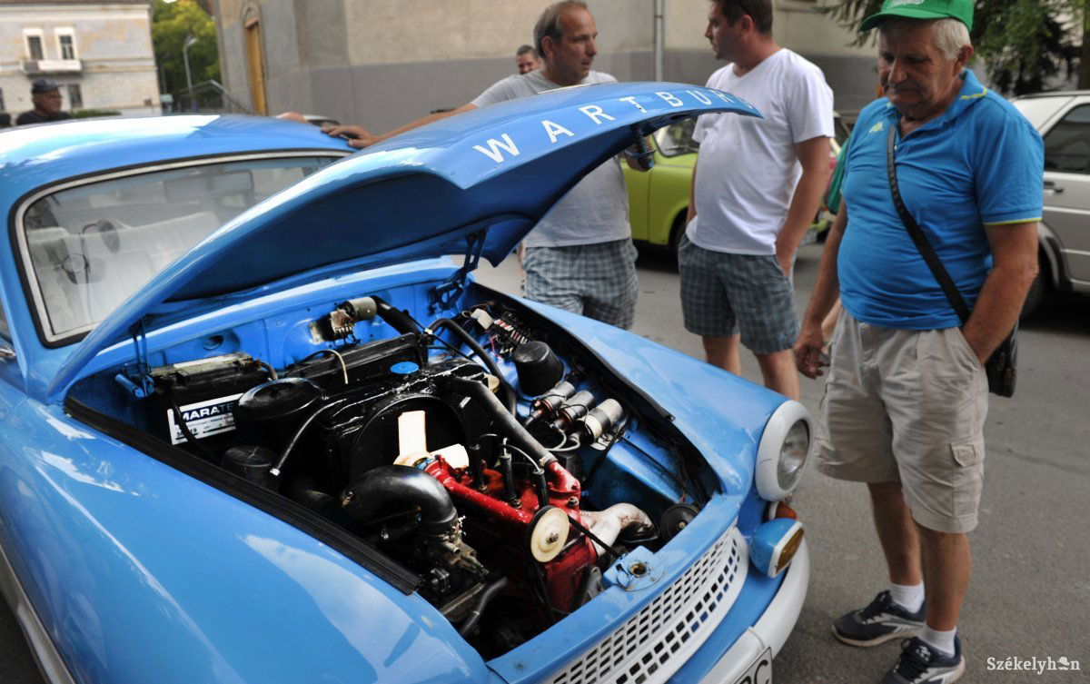 Elsősorban Trabantokat állítottak ki, de Lada, Wartburg és régi gyártmányú Fiat is volt a téren •  Fotó: Beliczay László