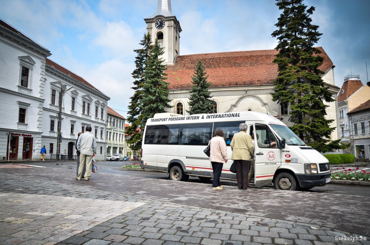 Csak az szállhat fel a városi buszjáratra, aki maszkot visel. Archív •  Fotó: Barabás Ákos
