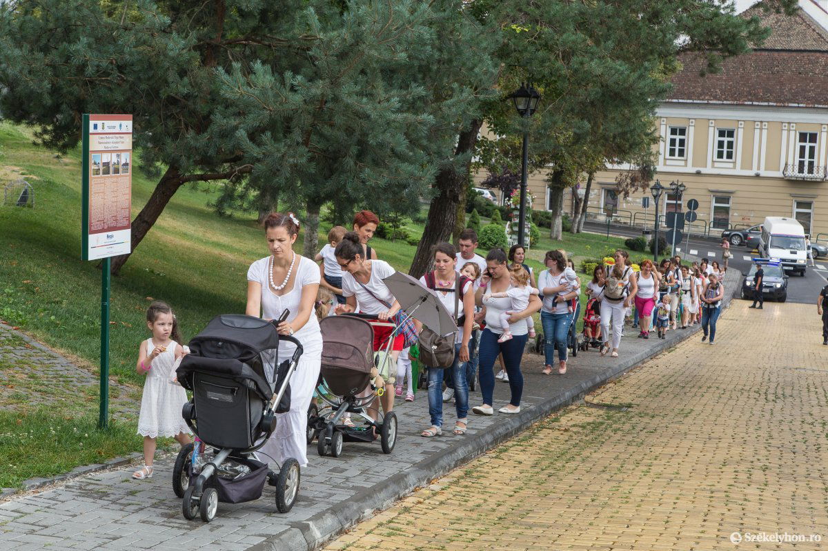 Marosvásárhelyen immár hagyományosan sétálnak egyet a szoptatásért. Archív &bullet;  Fotó: Boda L. Gergely